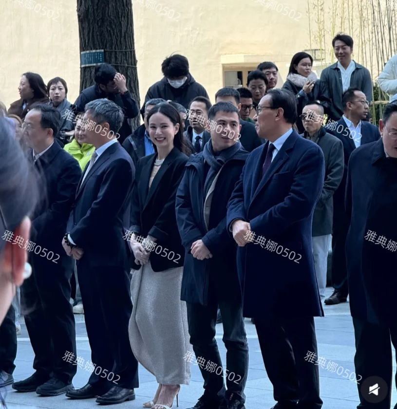 天啊，很难相信李若彤虚岁都60了，这也太年轻了!
苏州丽丝卡尔顿酒店开业见到她，