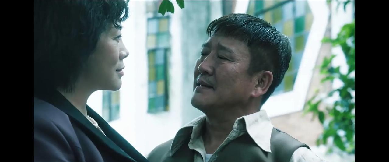 《扫毒风暴》，龙哥两口子秀恩爱，终于露出了欧凡做内鬼的原因。
原来欧凡做内鬼给龙