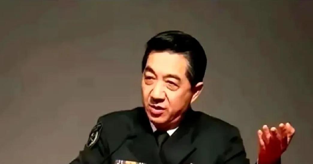 张召忠这人真得谢谢他！2015年他就说过一句大实话：“美国人要是啥也不干，就站那