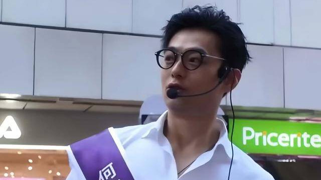 香港知名男星上街派宣传单