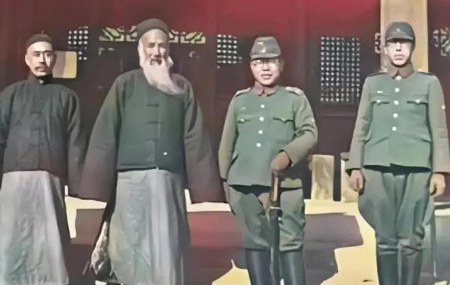 1939年，曲阜遭到日本入侵，孔子的后裔孔令煜在孔庙前主动迎接日本军官。当时已经