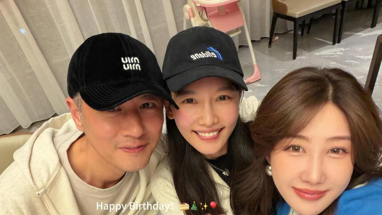 任重携妻和好友聚餐，与孙骁骁牵手超甜蜜，46岁任重两鬓已斑白