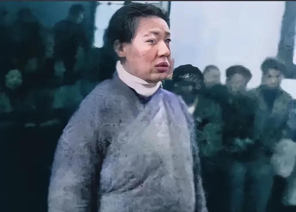 这是1947年川岛芳子在公审大会上的照片，她皮肤粗糙，五官有些扭曲，身上是一件破