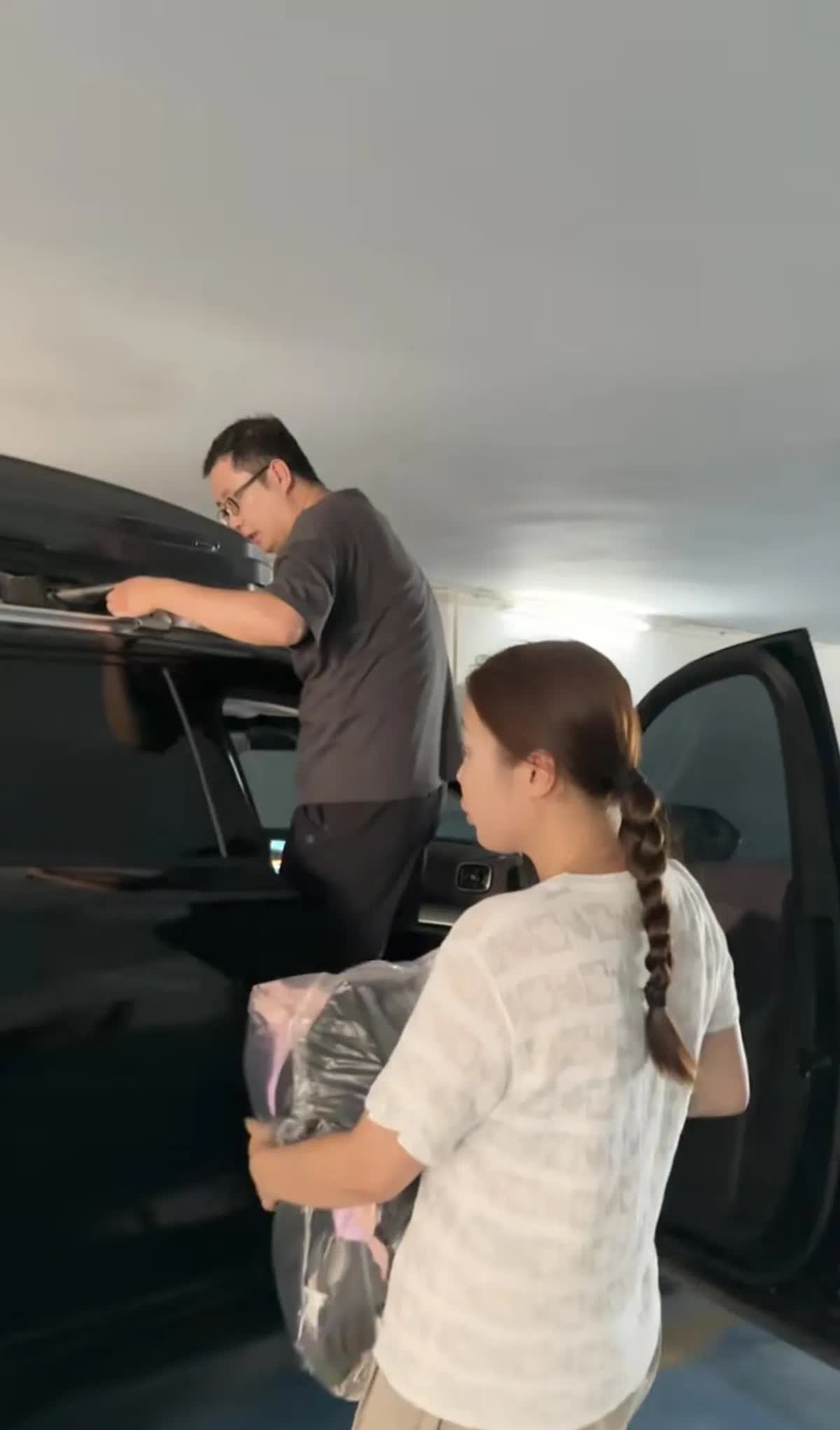 韦籁姐姐和姐夫真是一家人啊！太逗了。
韦籁的车子要寄到云南，但是车上有行李架，