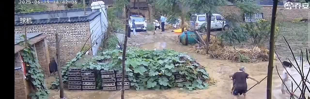 83岁老人摔水中挣扎不起，家属投诉在场民警未上前帮忙
