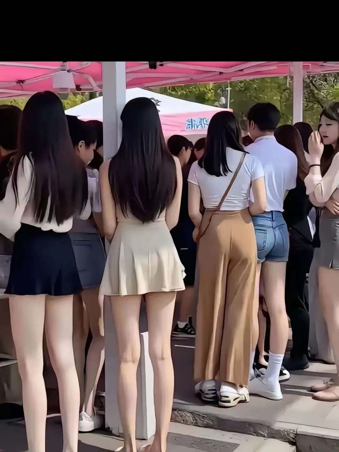 男人保持年轻的四种方法： 1、看美女。 2、看年轻的美女。 3、和年轻的美女谈恋
