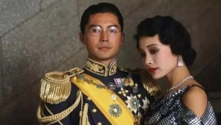 1998年，结婚6年的陈冲，一直无法怀孕。于是从中国领养了一对两岁的双胞胎女孩。
