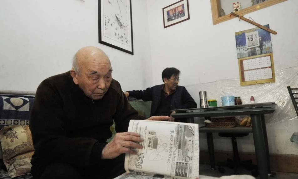 1945年，一个日本男人自愿帮中国人免费看病，一做就是三十多年。所有人都以为他是
