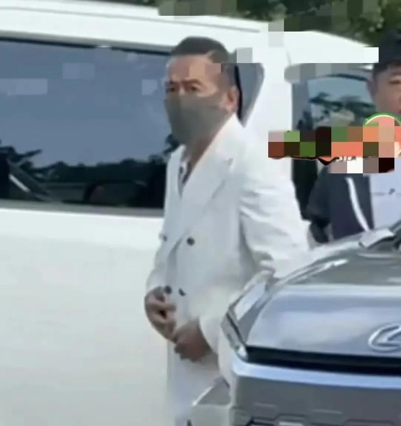 出现在汪小菲婚礼上的这个男人到底是谁？
这个人在下车以后直接走进了酒店，没有跟拍