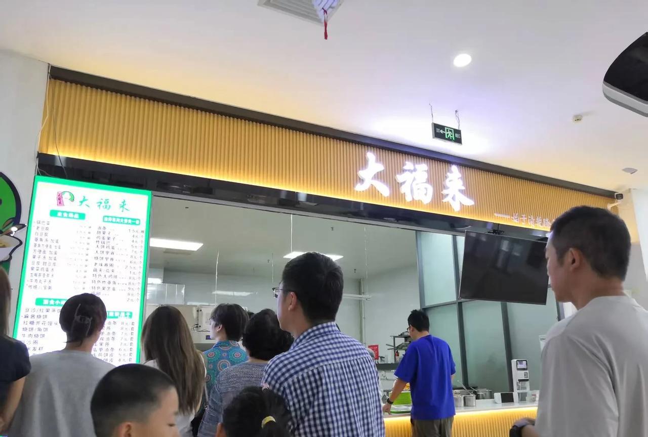 【在天津理工大学，吃上了大福来早点】
大广赛评审，先期是网上评审，老周一如既往地