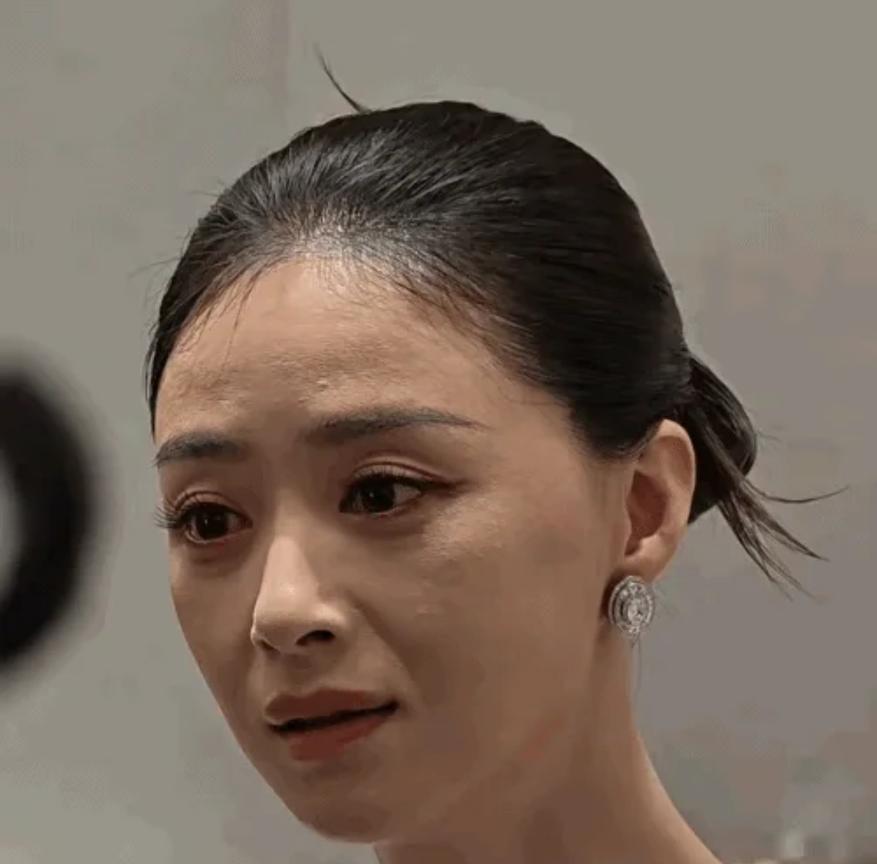 难得会看到这么真实的镜头，
蒋欣底子是真好，
但是她应该也医美的但是看着挺自然，