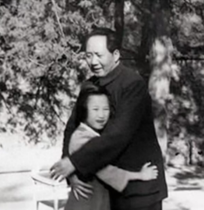 1972年李讷生娃后写信请求爸爸接济8000元，毛主席看罢来信后，心痛不已，指示