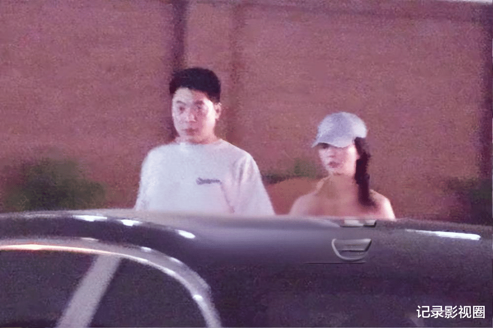 殷桃与男友亲密互动被曝光，男方是骨科医生，两人为初中同学