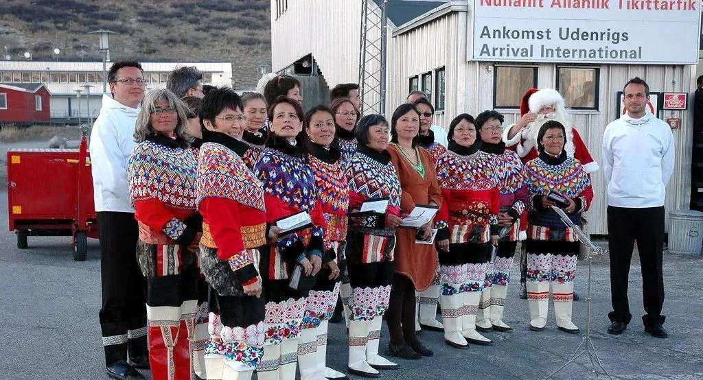 丹麦现在后悔不已，占领格陵兰岛645年，丹麦移民及其后裔仅5000人，占绝对少数