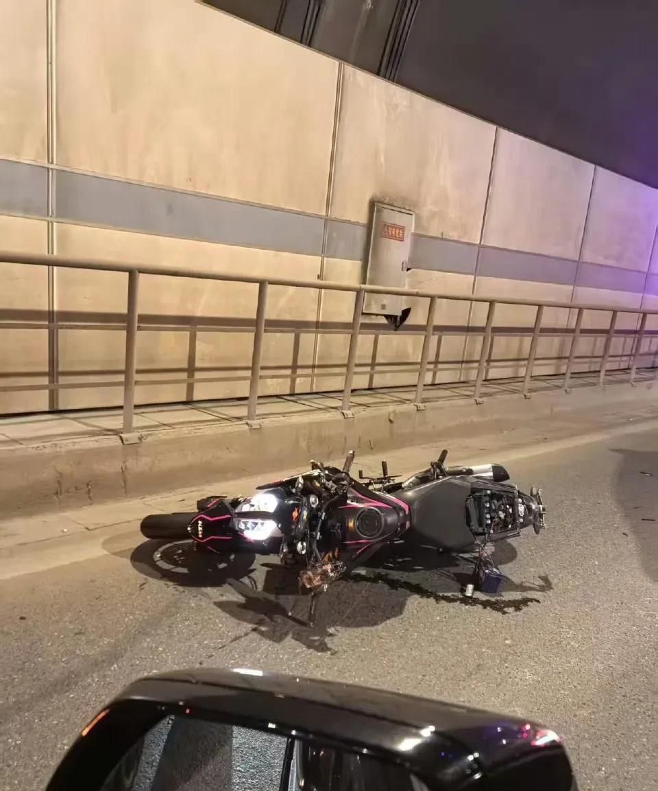 二十多岁的时候喜欢开摩托车，虽然没飙过车，但也摔过几次，认为都是小问题，觉得很正