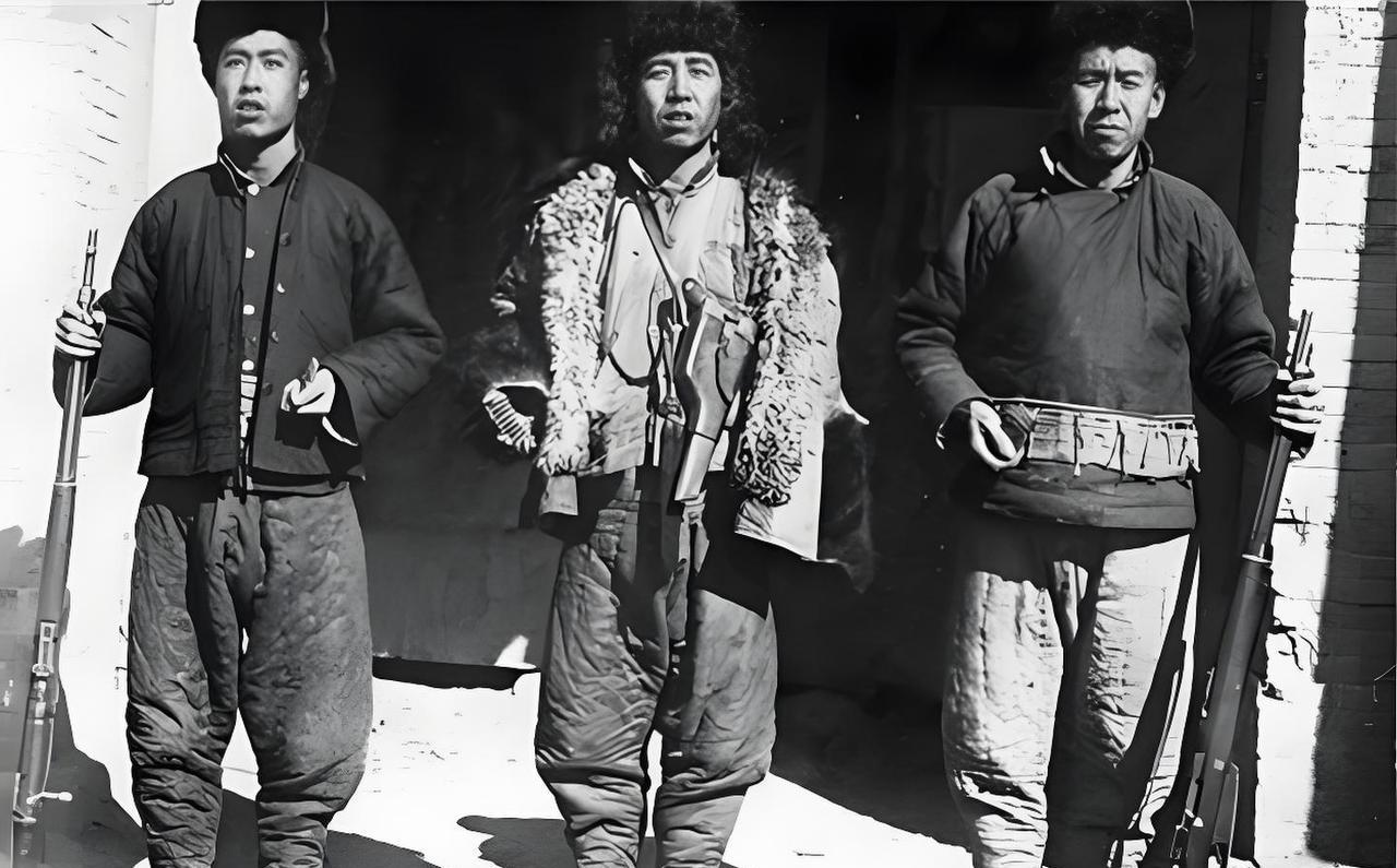 1944年，浙江土匪头目王鼎山，派自己的两名土匪来到浙东抗日根据地，竟然希望新四