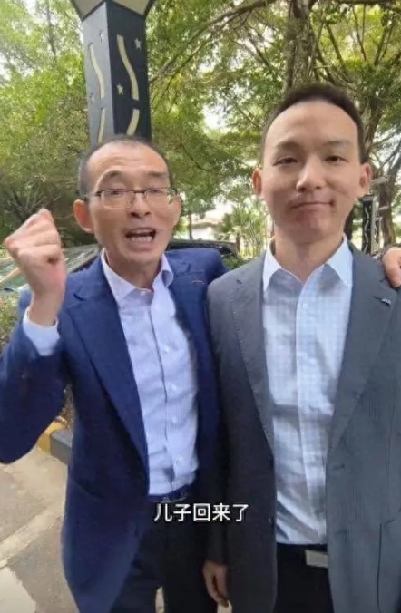 谢岳满心都是为儿子谢浩楠的未来打算，一心想着帮他铺好前行的道路。谢浩楠确实优秀，