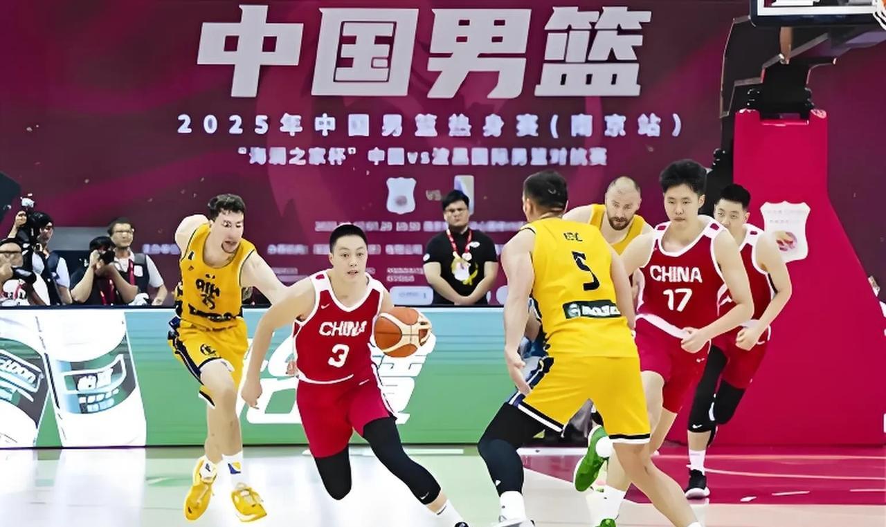 受台风“竹节草”影响，本计划7月30日前往吉达的中国男篮，改在今天出征亚洲杯。中