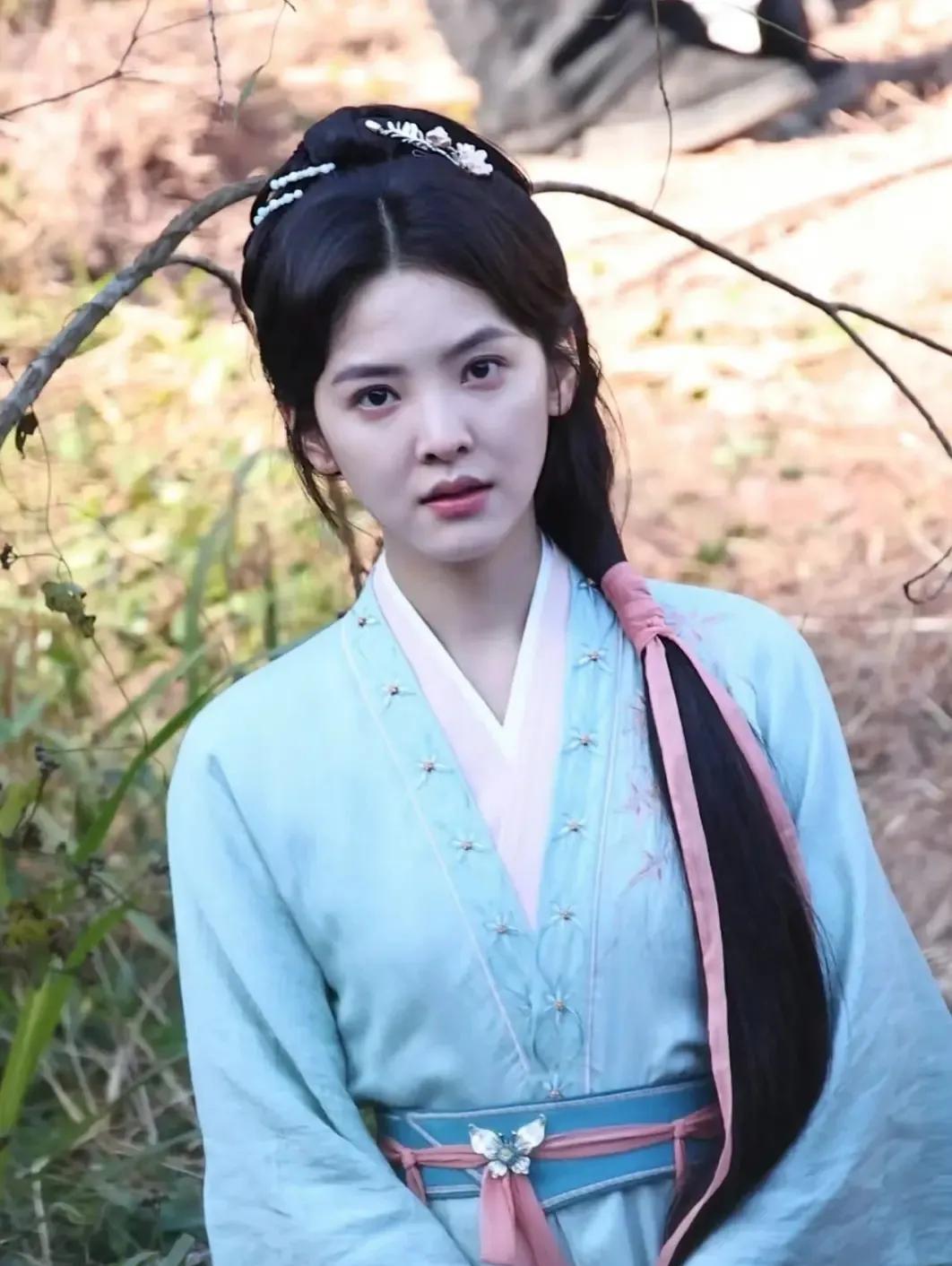 不愧是斩男女章若楠，太清纯可人了，古装扮相也好看。#章若楠演技蜕变#