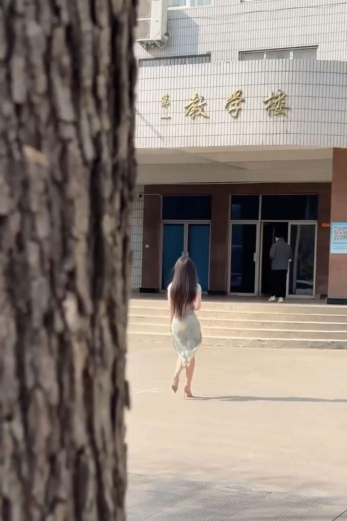 这么穿的，会是学生还是老师呢？