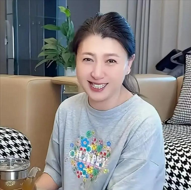 闫学晶哭什么穷？一年一百万生活费很普通吗？
 
没人仇富，但是就像很多人还吃不上