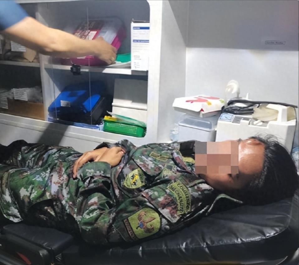 敢做敢当！杜特尔特担下所有，女友暴打军警，马科斯支持率暴跌下令3军戒备。

杜特