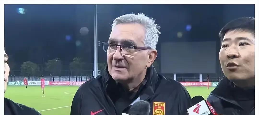 国足选帅又成热点话题了。这些年换教练跟走马灯似的，里皮、李铁、李霄鹏等挨个上，却