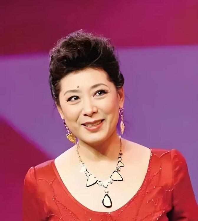 关牧村说自己在天津钢锉厂当了7年的工人，她说是这7年锻炼了自己。到后来遇到了施光