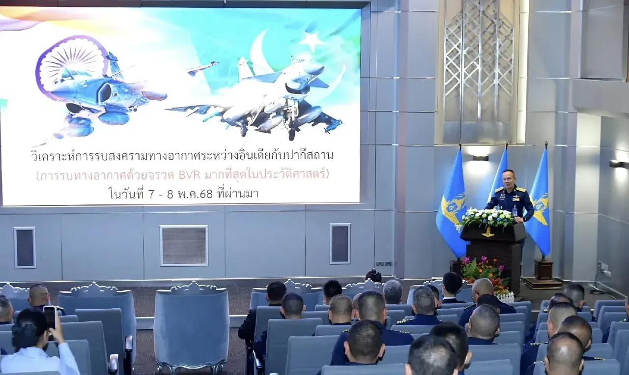 泰国空军最近搞了个大动作，司令亲自坐镇开绝密会议。从偷偷流出的现场照片看，这帮人