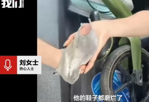 “胆子真大！”7月21日，湖南邵阳，女子开车行驶在马路上，忽然看见路中央有一个小