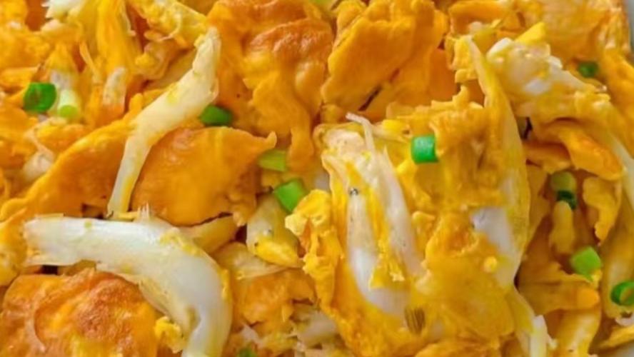 手机先吃！360°拉丝特写，银鱼炒蛋的“嫩滑滤镜”教程