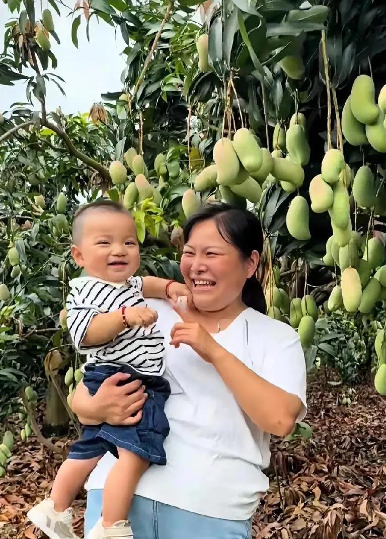 地球村买卖农产品同质化太严重了，
先前，娜娜辣妹子卖蜂蜜，
接着，乡村小老弟夫妻