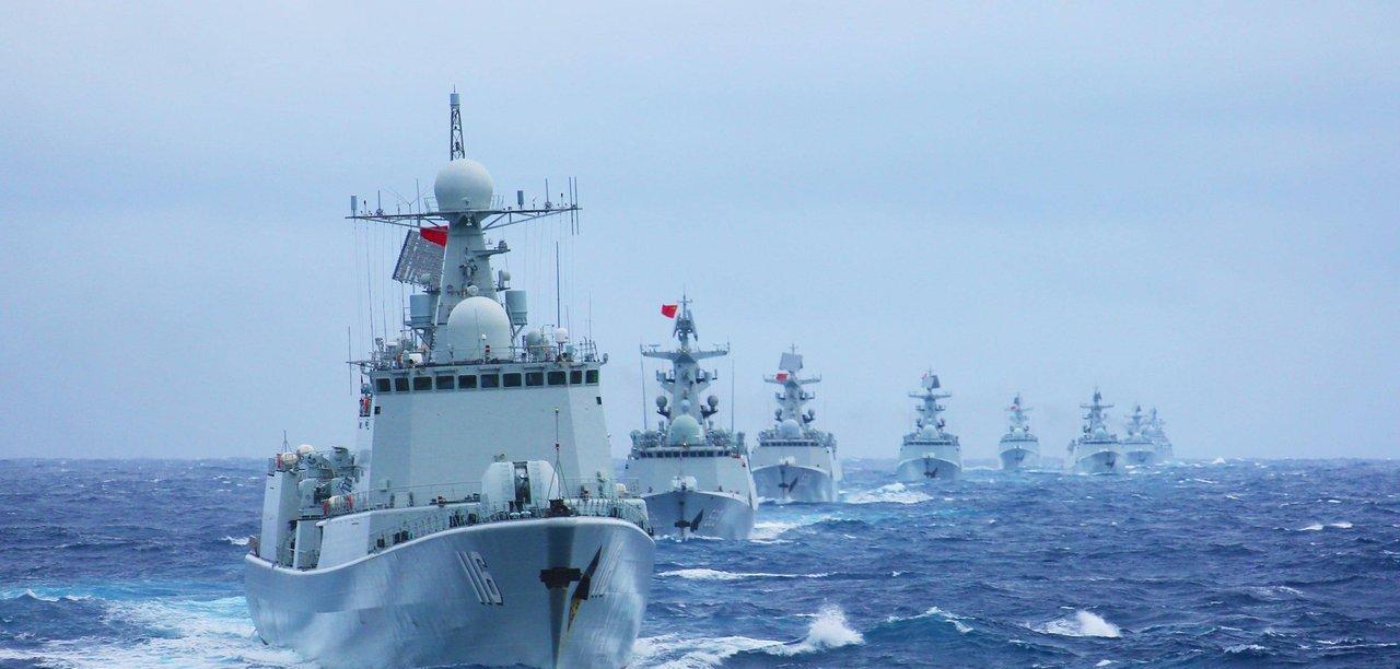 中方军舰频繁逼近琉球！日本自卫相嗅到危险气息，一句话令记者会炸锅。
据日本共同社