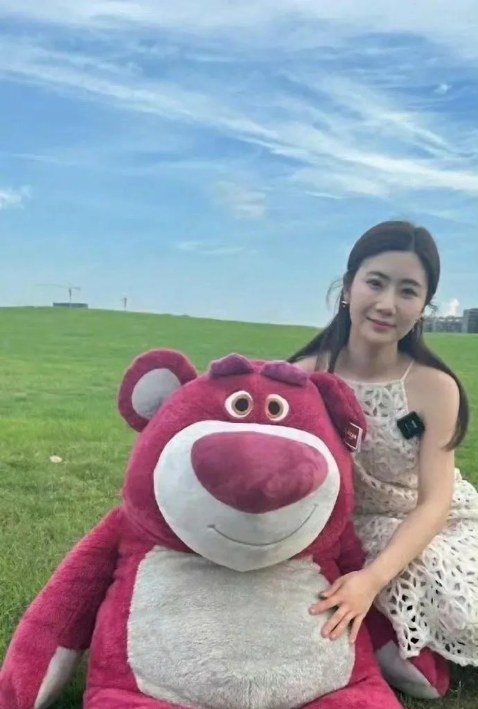 福原爱离婚后状态提升了不少，不仅身材变苗条了，五官也变得越发精致，和江宏杰离婚后