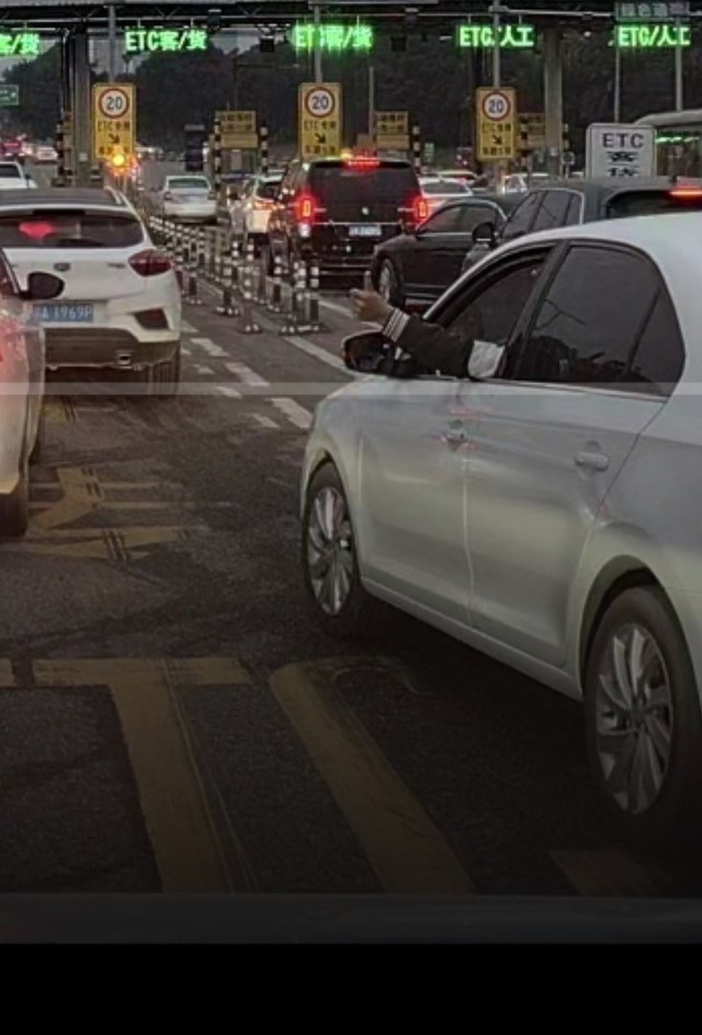 开了十几年车第一次遇到
以前只在视频里面看到过，就是礼让行人或者给别的加塞车让道