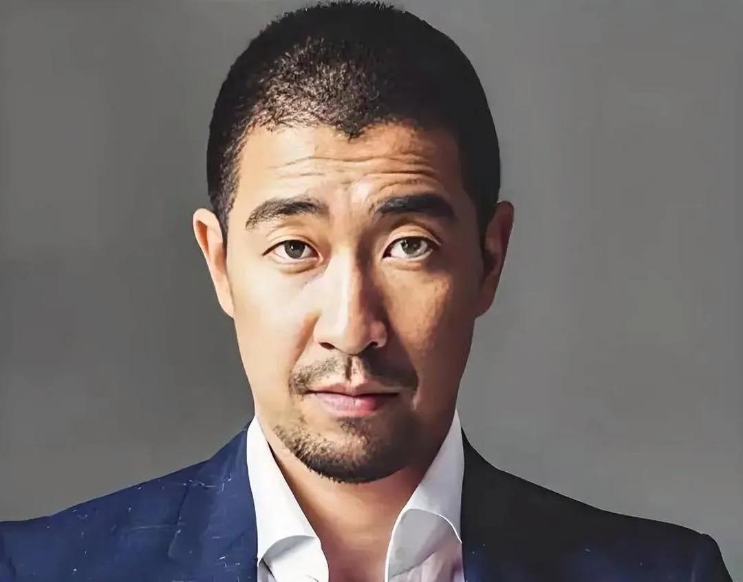 有王千源搂底，同学差不了哪去！这才是真男人。比现如今娇柔做作人强！
王千源自曝大
