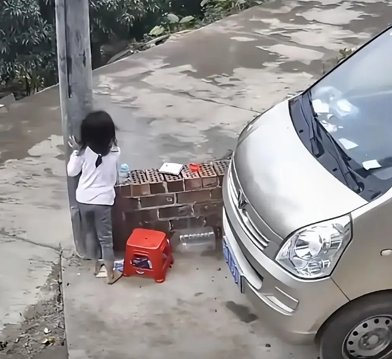 这位小女孩一觉醒来发现爸爸妈妈外出打工，她来不及穿鞋子，光着脚丫子跑到外面去，哭