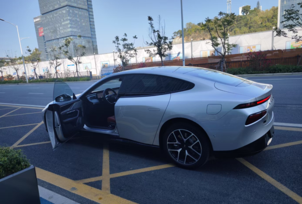 小鹏p7i的底盘真的很低吗，日常使用上下地库和路上偶尔坑洼路段通过性如何，是不是