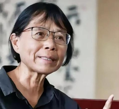 别再揪着张桂梅不放了，她是没有教出一个清华北大学生，可清华北大又何曾培养出第二个