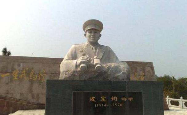 1944年，皮定均路过少林寺，听说少林寺有上百名武僧，还有枪，他便带着警卫员，劝