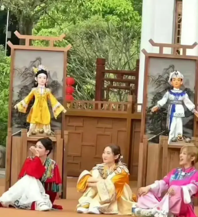 白鹿这坐姿一般人学不会，咱太没偶像包袱了，姐姐 ​​​