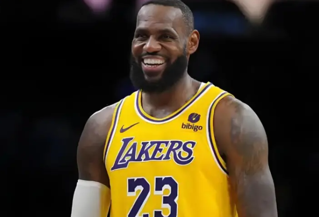 数据不说谎？解析詹姆斯全明星票数滑落背后的残酷真相
勒布朗·詹姆斯全明星票数跌至