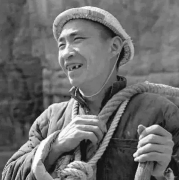 1960年，为了修红旗渠，他用绳子绑在腰上，荡在悬崖峭壁中间，当他被落石砸中后，