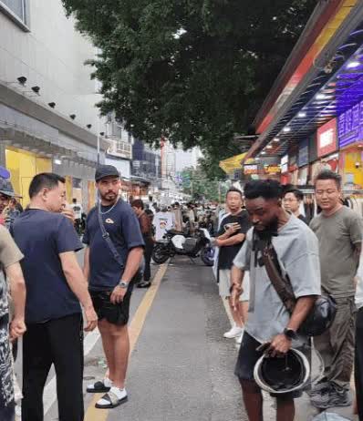 广州街头，一名黑人男子与路人当街争吵！
因语言不通，黑人男子嘴里骂骂咧咧。

