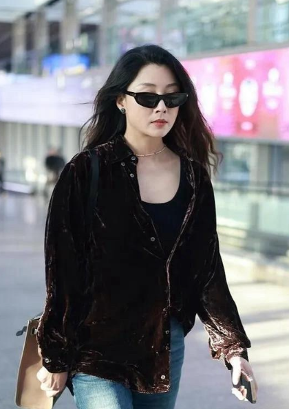 45岁殷桃增肥后状态太惊艳了！
45岁殷桃增肥后的机场路透直接看呆，一改往日的纤