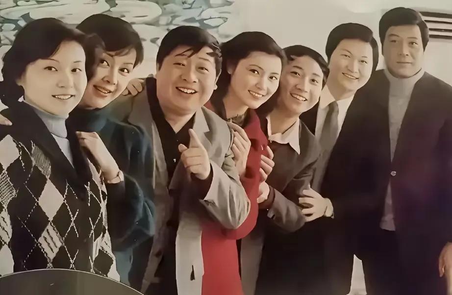 这张合影太珍贵了
你们能不能认出都是那些人呢？
我认出了马季和赵忠祥[捂脸]