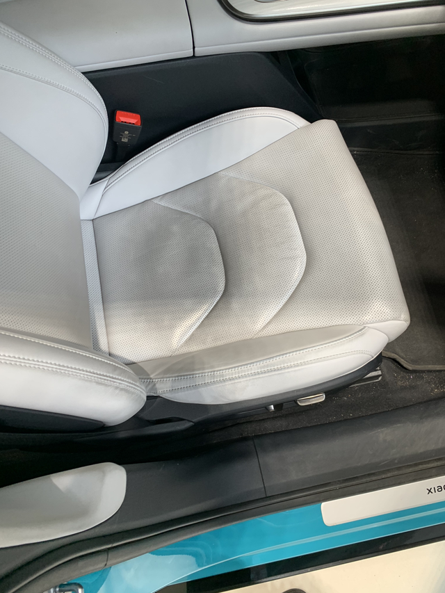 小米SU7汽车真的很火
座椅都黑了！什么样的人选择白色座椅？白色怎么养护？