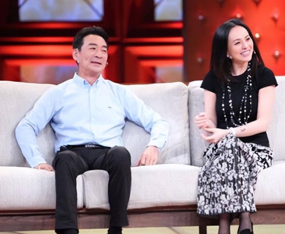 2003年，49岁的寇振海向演员李婷表白，李婷拒绝的说：寇老师，你比我大25岁，