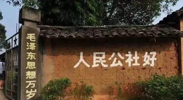 #60、70年代的生活场景#农村的土坯墙很经风雨呢，土坯房能住好几十年。