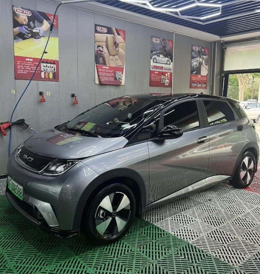 今天洗完车，被旁边路人问：这车得20多万吧？